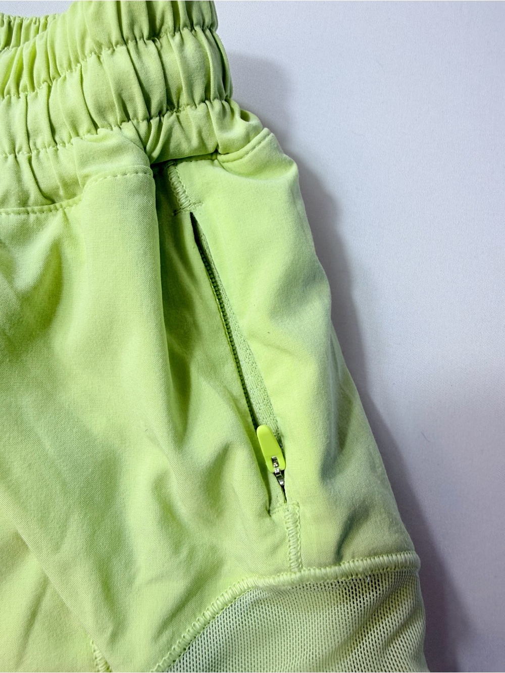Lululemon Athletica Women’s Size 0 Lime Green Hotty Hot Mid Rise 9” Shorts - Picture 5 of 10